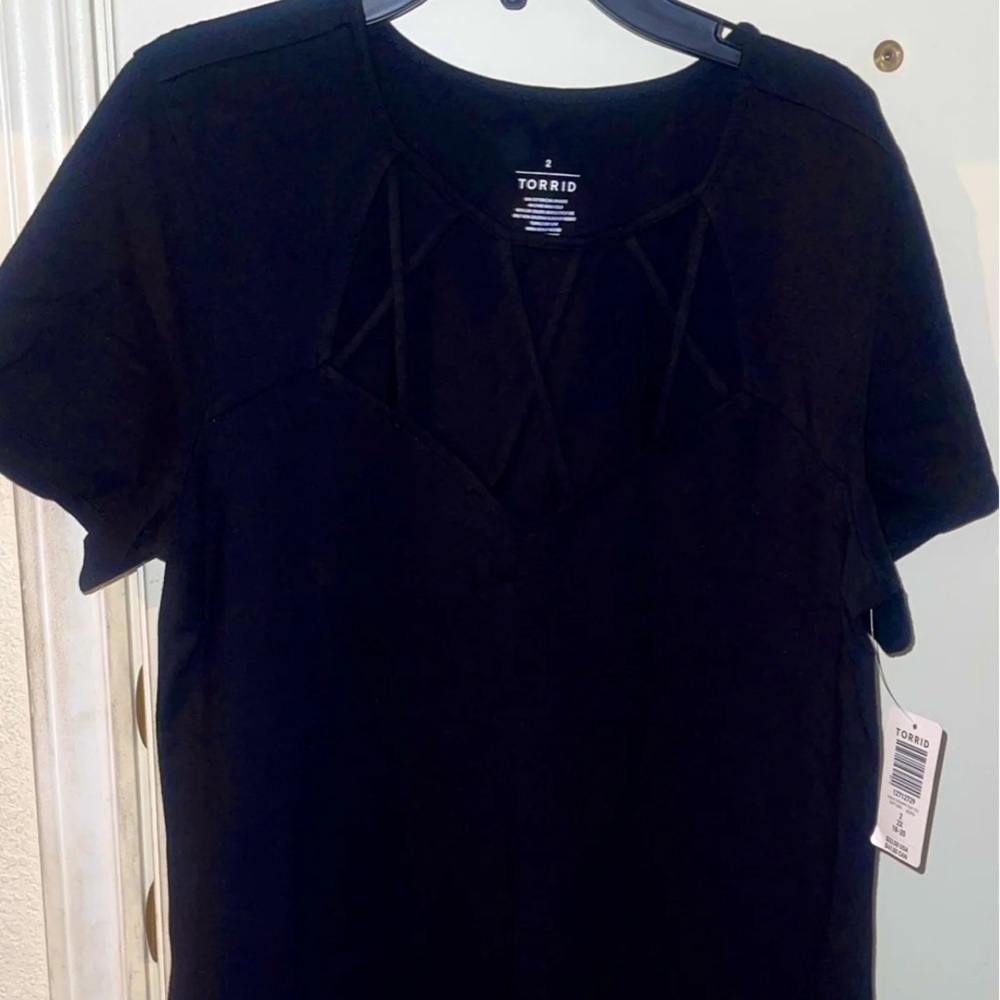 NWT Torrid T-Shirt with flattering string reveal